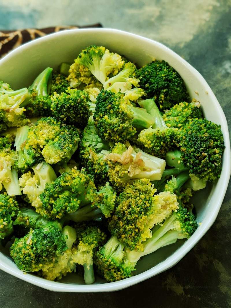 Microwave Steamed Broccoli: Fast, Tender, & Bright Green